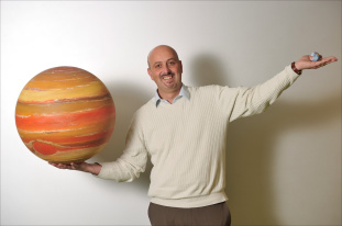 Francesco Pepe avec des modèles réduits de planètes