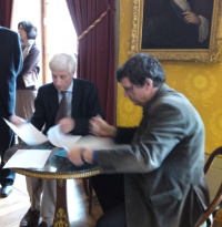 Signature de la convention entre M. Mugny et M. Vassali