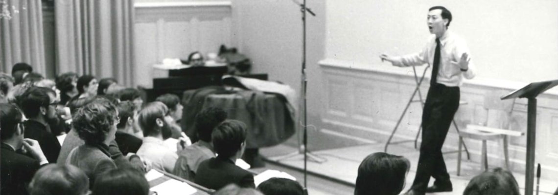 1971. Chen Liang-Sheng en répétition avec le chœur universitaire