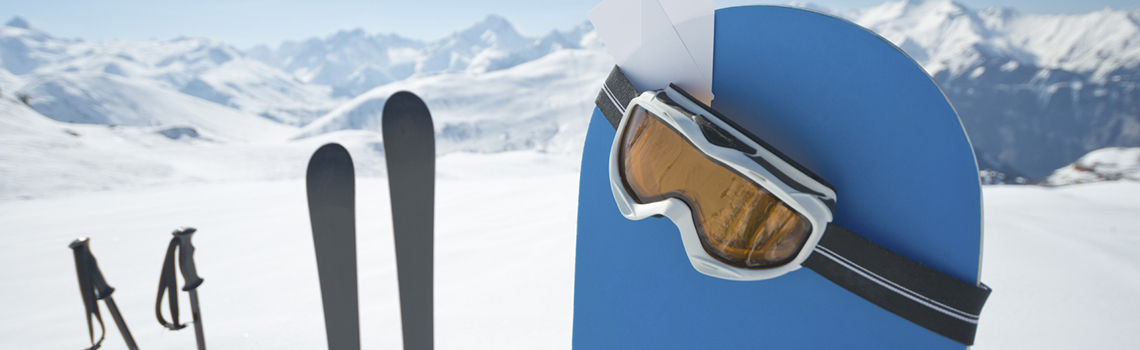 Le ski alpin et snowboard est un sport incontournable en Suisse.

Dans ce sport de glisse, la maîtrise d’un virage à pleine vitesse vous procurera des sensations fortes, contribuant à améliorer coordination, force-vitesse et agilité.

C’est pourquoi, les sports universitaires proposent des cours de ski les samedis durant tout l’hiver (de janvier à mars) ainsi que trois camps dans les plus mythiques stations de ski suisses.

Des moniteurs sont à disposition des groupes de tous niveaux. Les cours se déroulent en petits effectifs pour un apprentissage optimisé.