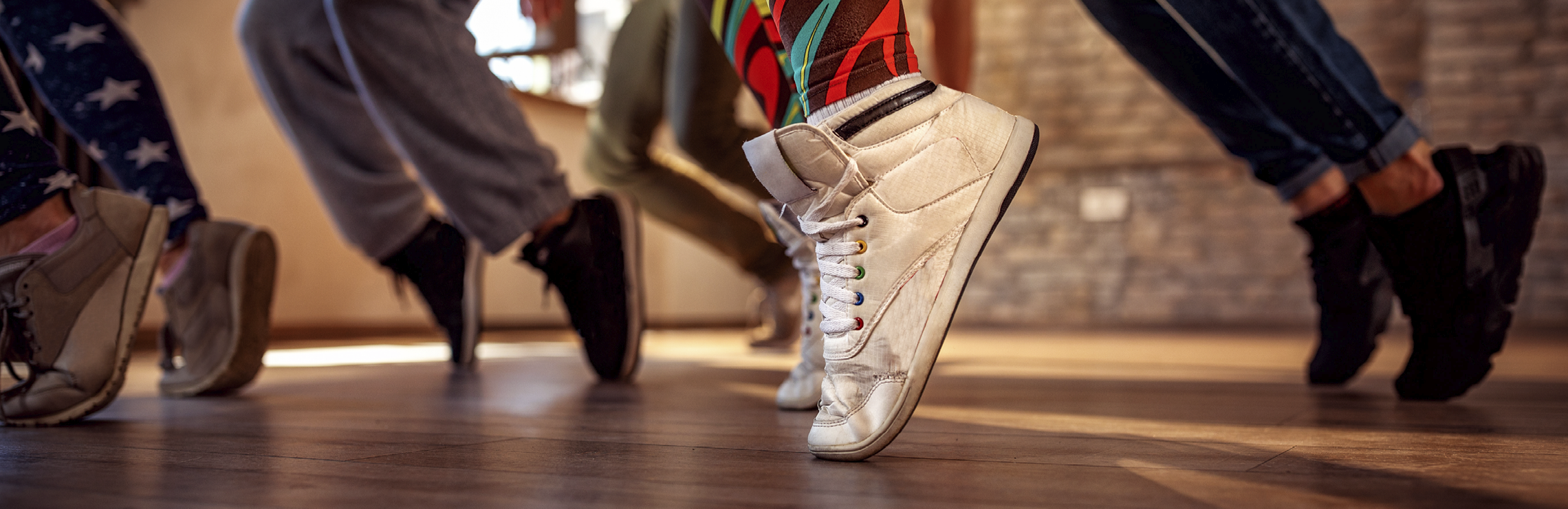 La zumba-fit est une combinaison de danse et d'aérobic, inspirée de musiques latines avec des touches de musique pop et urbaine.
Aux sports universitaires, il se déroule en deux parties: dans la première, nous travaillons des pas de base de divers styles de danse tout en élevant le rythme cardiaque au travers de chorégraphies simples. Dans la deuxième, nous ajoutons des exercices plus musculaires à l'entraînement de danse.