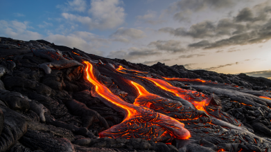 Horizontal-lava_flowing_down_a_hill.png