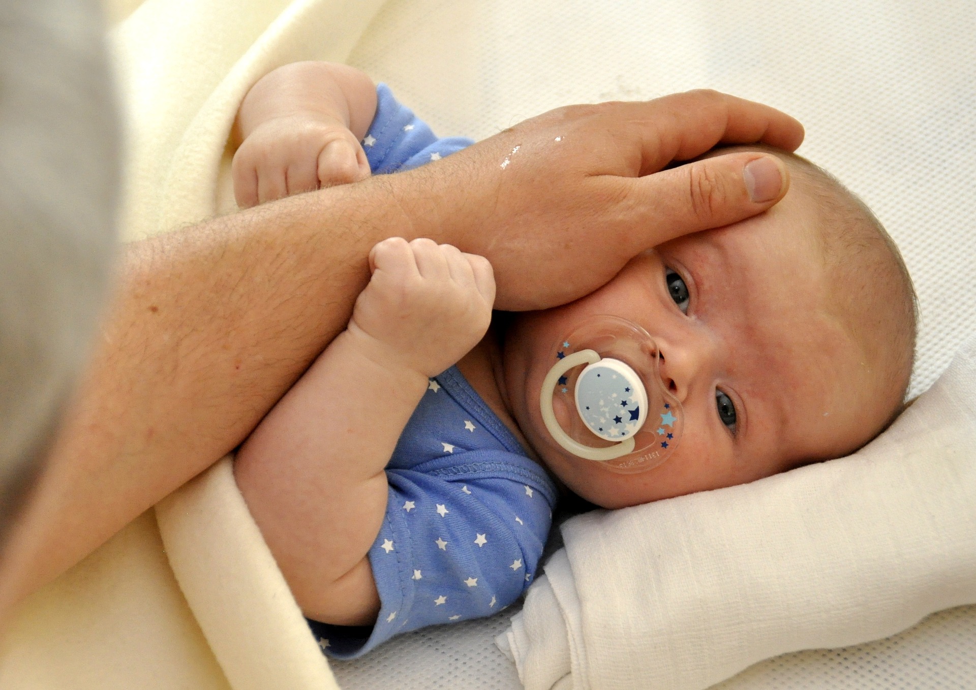 Que perçoit tactilement le nouveau-né? :: BabyLab