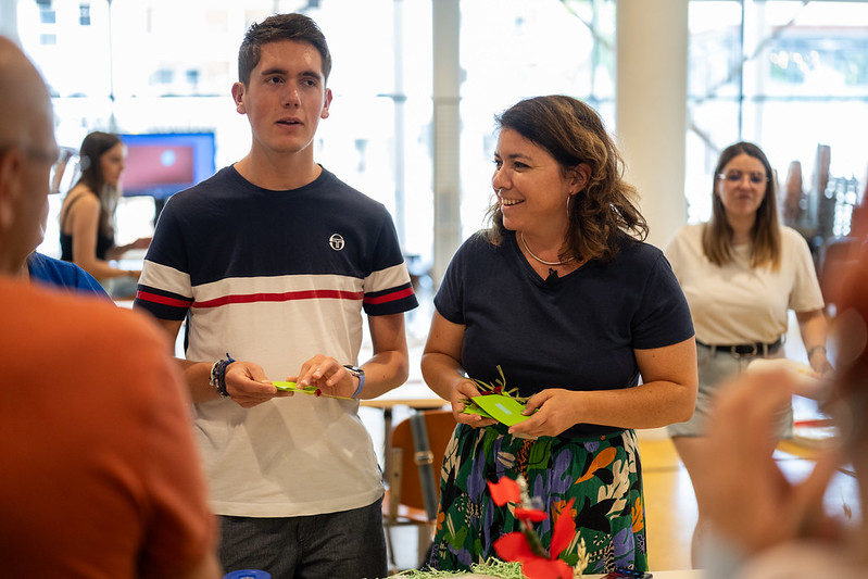 les participants touchent des petiuts élements tactiles 