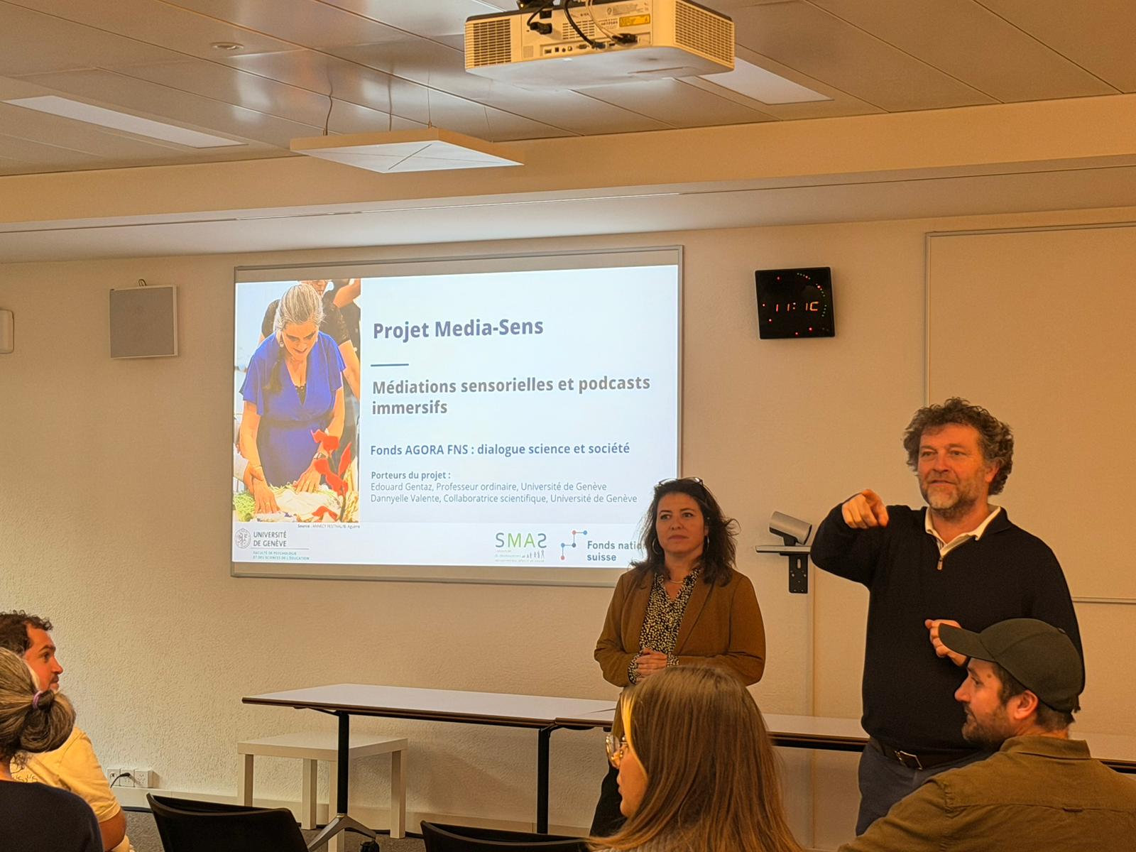 Edouard Gentaz et Dannyelle Valente projetent un diaporama piur présenter le projet