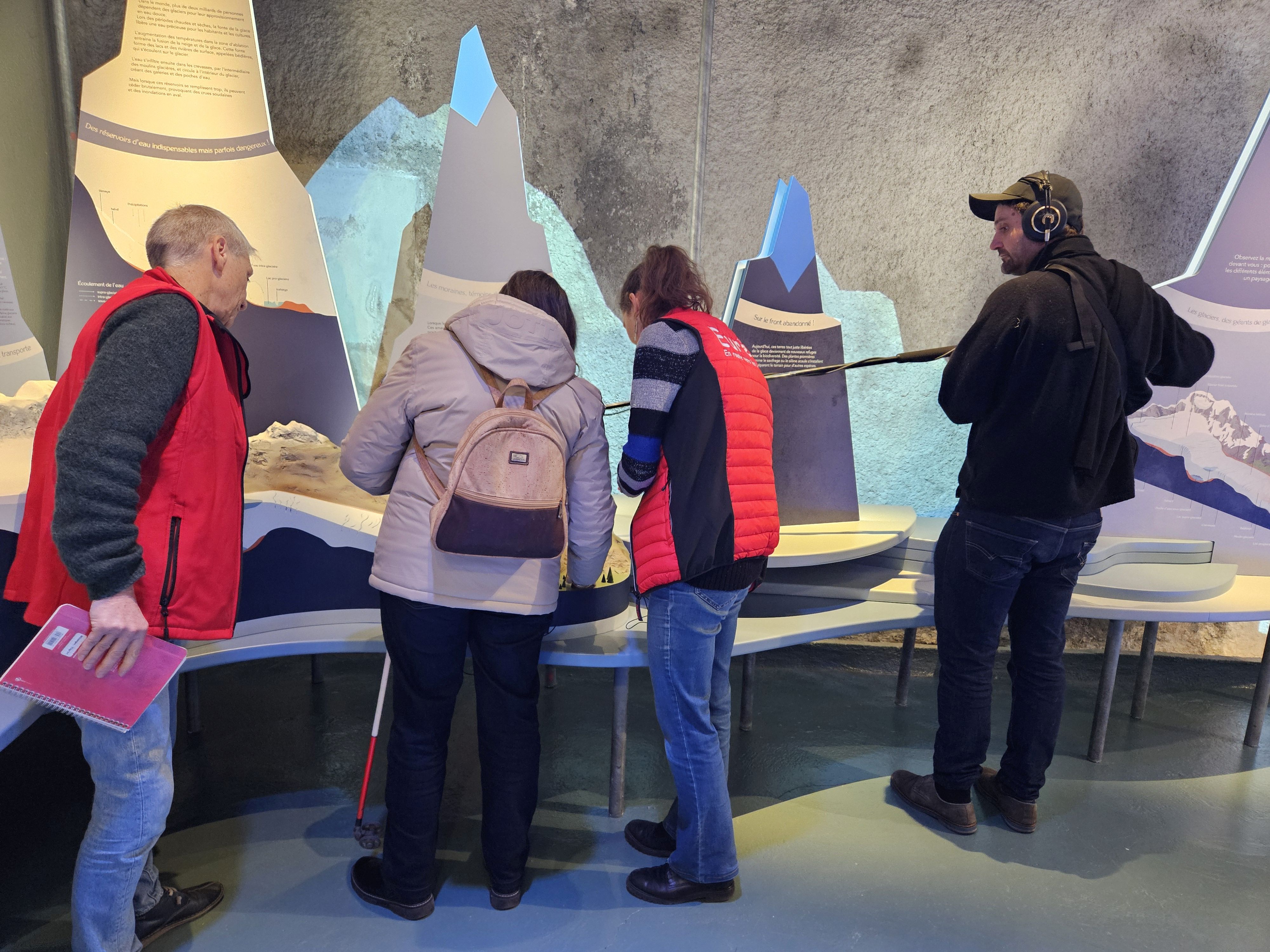 une personne aveugle touche la scénographie de l'espace et un engenieur son réalise des captations des explorations et échanges 