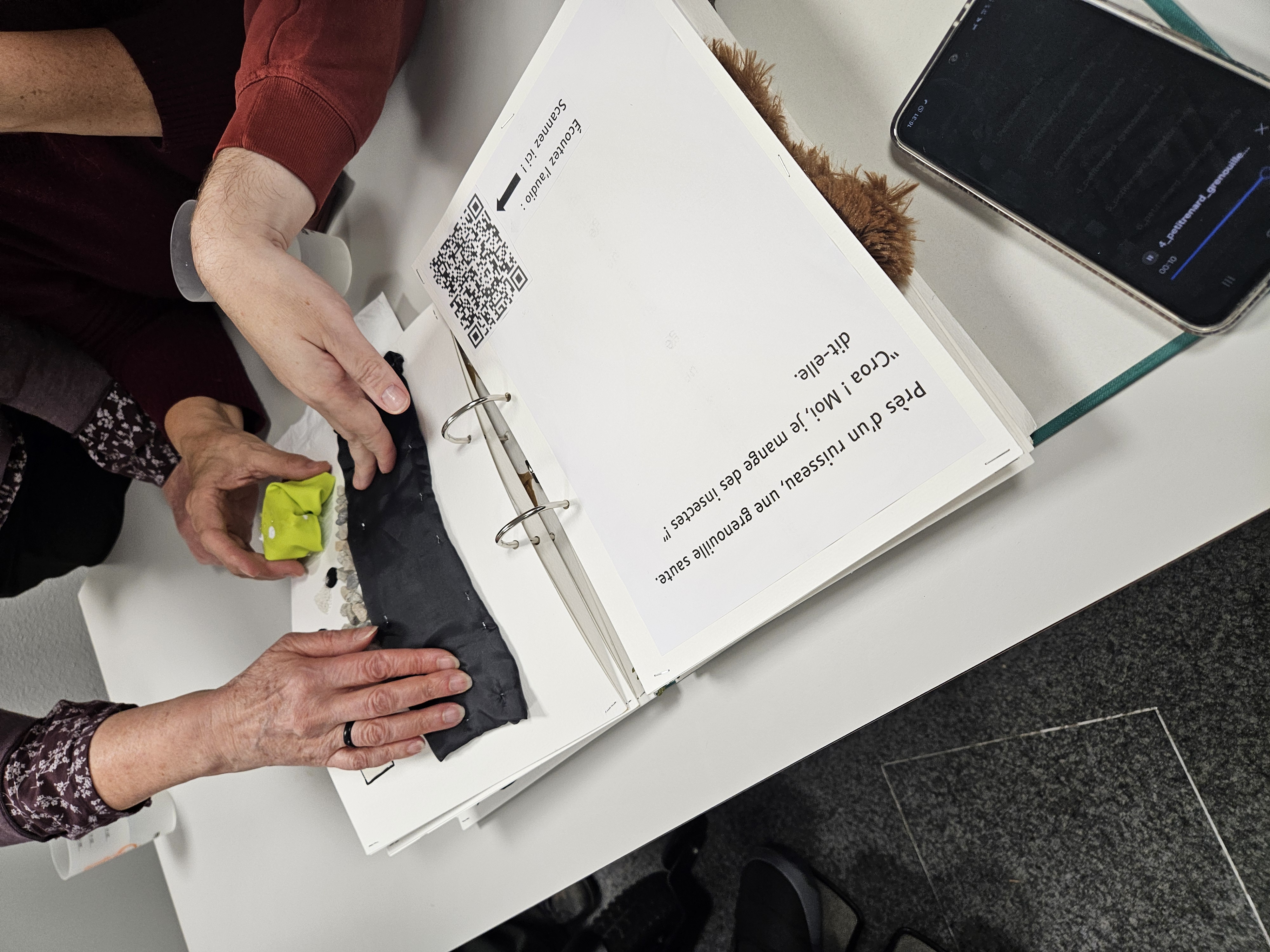 les personnes touchent un livre tactile créé par les étudiants 