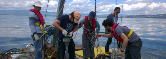 Préparation d’un prélèvement de sédiments du Léman à l’aide d’un carottier de 6 m de long, par une équipe de l’Université de Genève, aidée de spécialistes de l’ETHZ (photo : J.-L. Loizeau).