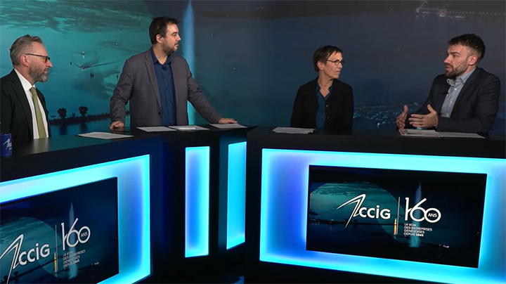 Garçon concentré devant ordinateur portable avec crayon