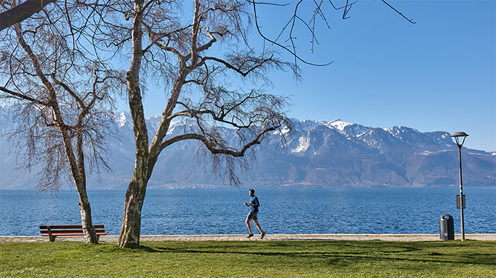 Homme qui court au bord d'un lac