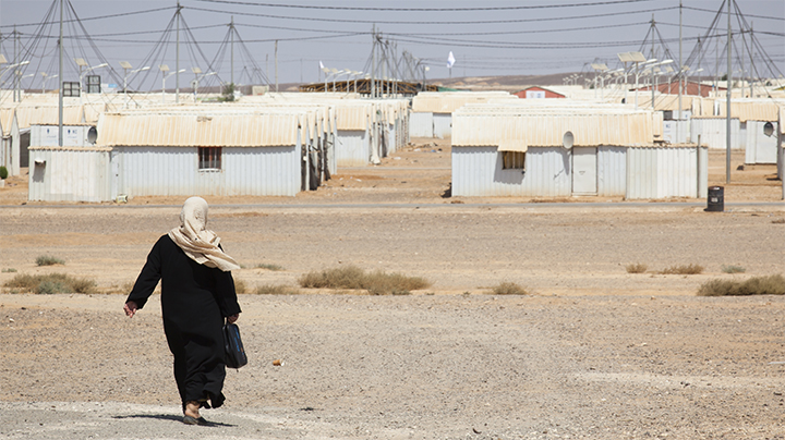 Femme marche dans un camp de réfugiés