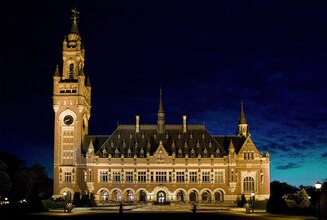 Peace_Palace_by_Night.jpg