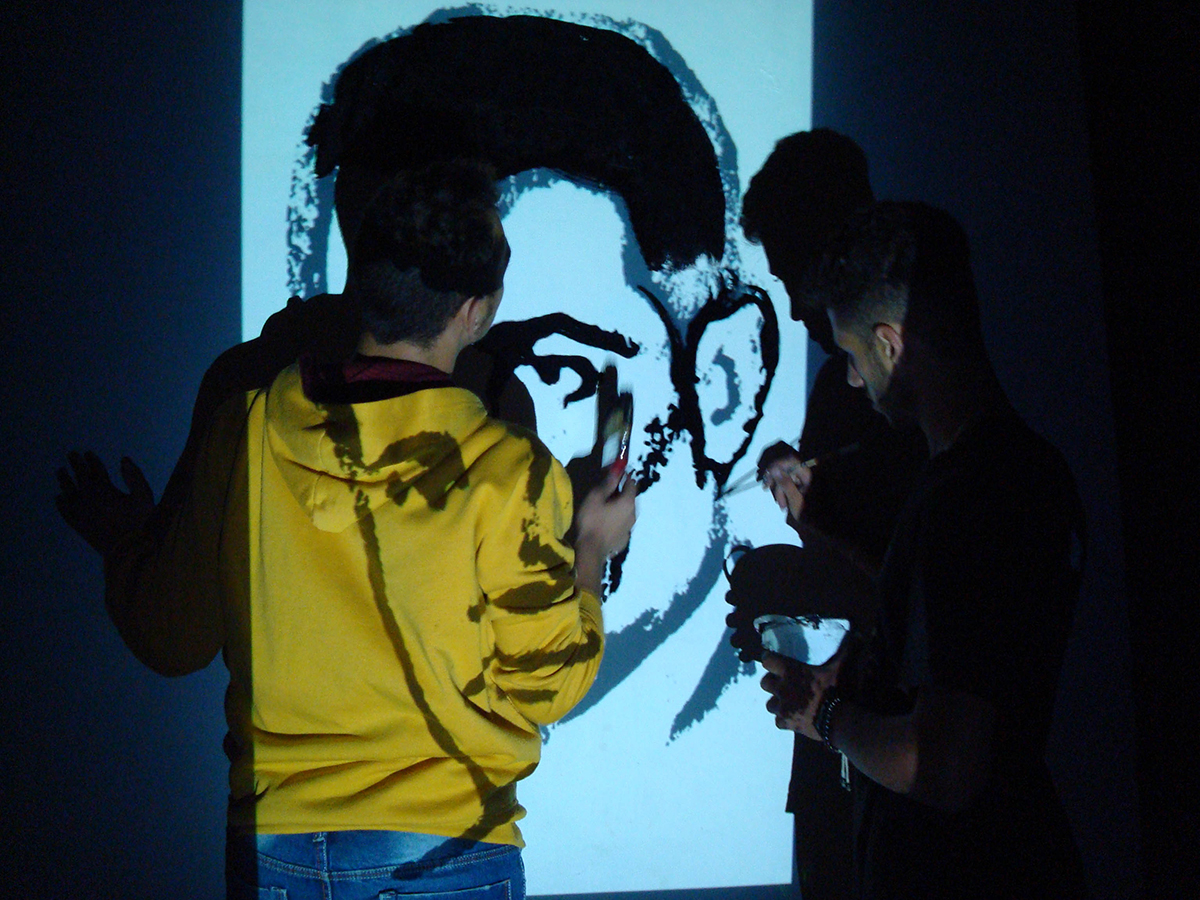 1200_8 - Deux peintres réalisent le portrait d'un shahid en utilisant un projecteur. Crédit Clémence Lehec, 2016.jpg
