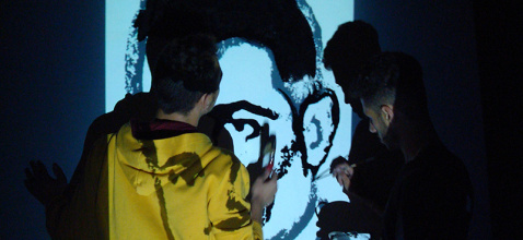 800X368_8 - Deux peintres réalisent le portrait d'un shahid en utilisant un projecteur. Crédit Clémence Lehec, 2016.jpg
