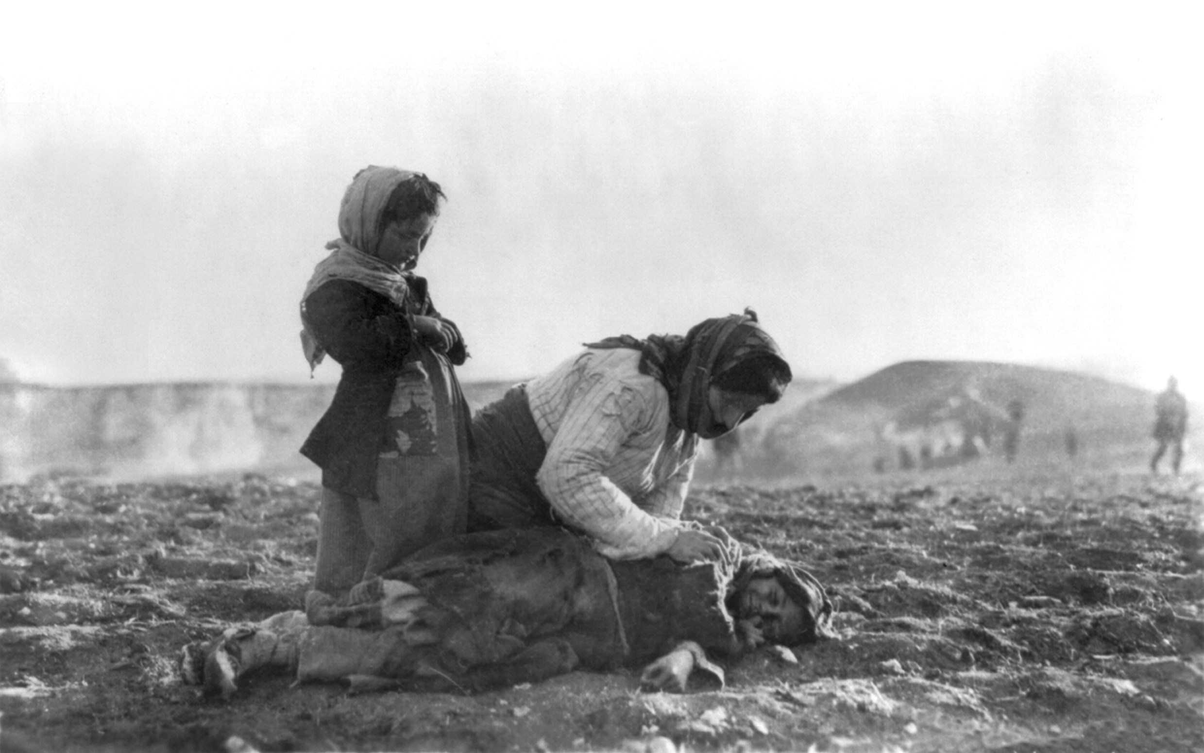 Armenian_woman_kneeling_beside_dead_child_in_field copie.png