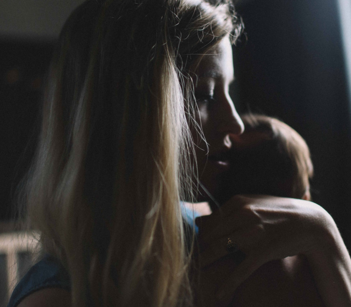 Caption: A mother’s trauma impacts the mother-child relationship and increases the chances of transmitting somatisation. Photo by Jenna Norman on Unsplash