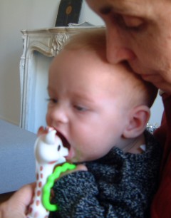 Dscf1081Liam_biting_girafe_33.jpg (17831 bytes)