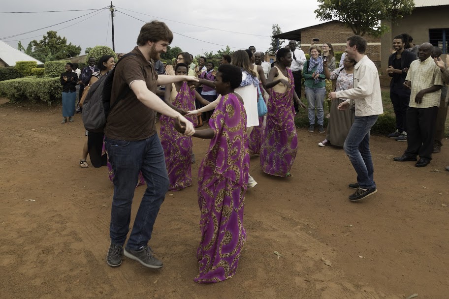 Danses et musique devant les classes du groupe scolaire de Runda